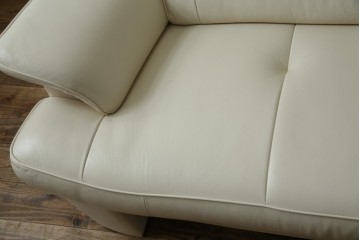 中古　美品　カリモク家具(karimoku)　Chitano(チターノ)　レザー(本革)　シンプルながら洗練されたデザインが美しい2人掛けソファ　定価約32万円相当　(R-083585)