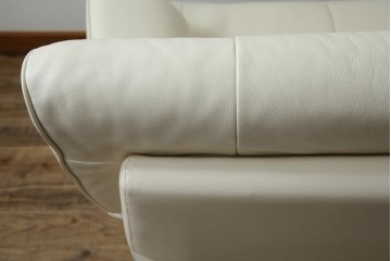 中古　美品　カリモク家具(karimoku)　Chitano(チターノ)　レザー(本革)　シンプルながら洗練されたデザインが美しい2人掛けソファ　定価約32万円相当　(R-083585)