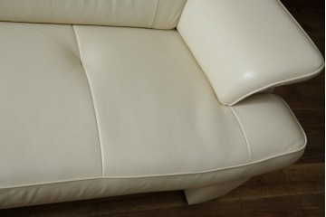 中古　美品　カリモク家具(karimoku)　Chitano(チターノ)　レザー(本革)　シンプルながら洗練されたデザインが美しい2人掛けソファ　定価約32万円相当　(R-083585)