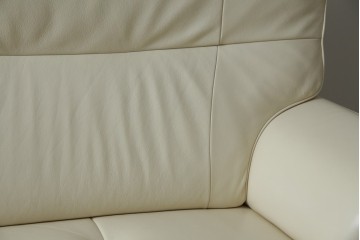 中古　美品　カリモク家具(karimoku)　Chitano(チターノ)　レザー(本革)　シンプルながら洗練されたデザインが美しい2人掛けソファ　定価約32万円相当　(R-083585)