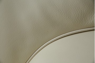 中古　美品　カリモク家具(karimoku)　Chitano(チターノ)　レザー(本革)　シンプルながら洗練されたデザインが美しい2人掛けソファ　定価約32万円相当　(R-083585)