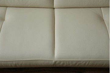 中古　美品　カリモク家具(karimoku)　Chitano(チターノ)　レザー(本革)　シンプルながら洗練されたデザインが美しい2人掛けソファ　定価約32万円相当　(R-083585)