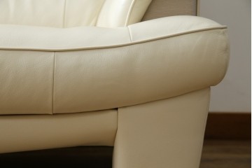 中古　美品　カリモク家具(karimoku)　Chitano(チターノ)　レザー(本革)　シンプルながら洗練されたデザインが美しい2人掛けソファ　定価約32万円相当　(R-083585)