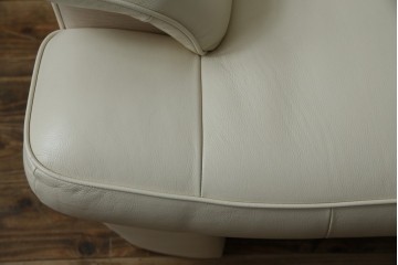 中古　美品　カリモク家具(karimoku)　Chitano(チターノ)　レザー(本革)　シンプルながら洗練されたデザインが美しい2人掛けソファ　定価約32万円相当　(R-083585)