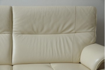 中古　美品　カリモク家具(karimoku)　Chitano(チターノ)　レザー(本革)　シンプルながら洗練されたデザインが美しい2人掛けソファ　定価約32万円相当　(R-083585)