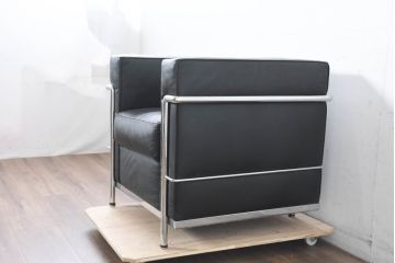 中古　美品　IDC大塚家具　ル・コルビュジエデザイン 　グランコンフォール LC2 　端正な造形美が際立つスチールフレームの名作1人掛けソファ(1P、一人掛け、レザーソファ、モダンソファ、デザイナーズソファ)(定価約40万円)(R-083586)