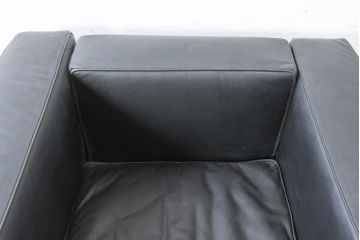中古　美品　IDC大塚家具　ル・コルビュジエデザイン 　グランコンフォール LC2 　端正な造形美が際立つスチールフレームの名作1人掛けソファ(1P、一人掛け、レザーソファ、モダンソファ、デザイナーズソファ)(定価約40万円)(R-083586)
