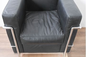 中古　美品　IDC大塚家具　ル・コルビュジエデザイン 　グランコンフォール LC2 　端正な造形美が際立つスチールフレームの名作1人掛けソファ(1P、一人掛け、レザーソファ、モダンソファ、デザイナーズソファ)(定価約40万円)(R-083586)