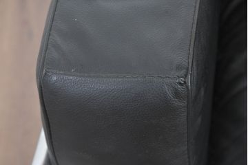 中古　美品　IDC大塚家具　ル・コルビュジエデザイン 　グランコンフォール LC2 　端正な造形美が際立つスチールフレームの名作1人掛けソファ(1P、一人掛け、レザーソファ、モダンソファ、デザイナーズソファ)(定価約40万円)(R-083586)