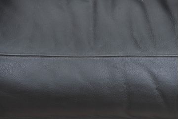 中古　美品　IDC大塚家具　ル・コルビュジエデザイン 　グランコンフォール LC2 　端正な造形美が際立つスチールフレームの名作1人掛けソファ(1P、一人掛け、レザーソファ、モダンソファ、デザイナーズソファ)(定価約40万円)(R-083586)
