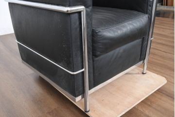 中古　美品　IDC大塚家具　ル・コルビュジエデザイン 　グランコンフォール LC2 　端正な造形美が際立つスチールフレームの名作1人掛けソファ(1P、一人掛け、レザーソファ、モダンソファ、デザイナーズソファ)(定価約40万円)(R-083586)