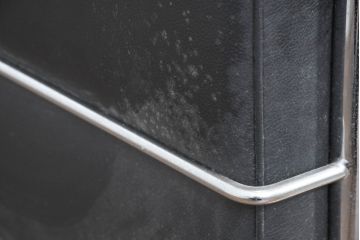 中古　美品　IDC大塚家具　ル・コルビュジエデザイン 　グランコンフォール LC2 　端正な造形美が際立つスチールフレームの名作1人掛けソファ(1P、一人掛け、レザーソファ、モダンソファ、デザイナーズソファ)(定価約40万円)(R-083586)