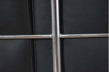 中古　美品　IDC大塚家具　ル・コルビュジエデザイン 　グランコンフォール LC2 　端正な造形美が際立つスチールフレームの名作1人掛けソファ(1P、一人掛け、レザーソファ、モダンソファ、デザイナーズソファ)(定価約40万円)(R-083586)