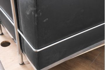 中古　美品　IDC大塚家具　ル・コルビュジエデザイン 　グランコンフォール LC2 　端正な造形美が際立つスチールフレームの名作1人掛けソファ(1P、一人掛け、レザーソファ、モダンソファ、デザイナーズソファ)(定価約40万円)(R-083586)