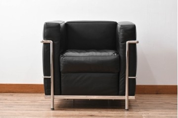 中古　美品　IDC大塚家具　ル・コルビュジエデザイン 　グランコンフォール LC2 　端正な造形美が際立つスチールフレームの名作1人掛けソファ(レザーソファ、デザイナーズソファ)　定価約40万円相当　(R-083586)