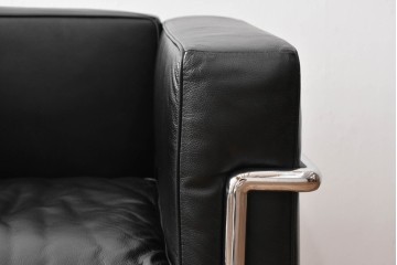 中古　美品　IDC大塚家具　ル・コルビュジエデザイン 　グランコンフォール LC2 　端正な造形美が際立つスチールフレームの名作1人掛けソファ(レザーソファ、デザイナーズソファ)　定価約40万円相当　(R-083586)