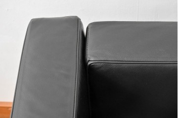 中古　美品　IDC大塚家具　ル・コルビュジエデザイン 　グランコンフォール LC2 　端正な造形美が際立つスチールフレームの名作1人掛けソファ(レザーソファ、デザイナーズソファ)　定価約40万円相当　(R-083586)