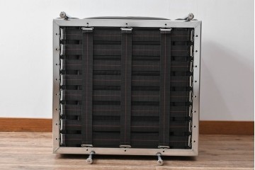 中古　美品　IDC大塚家具　ル・コルビュジエデザイン 　グランコンフォール LC2 　端正な造形美が際立つスチールフレームの名作1人掛けソファ(レザーソファ、デザイナーズソファ)　定価約40万円相当　(R-083586)