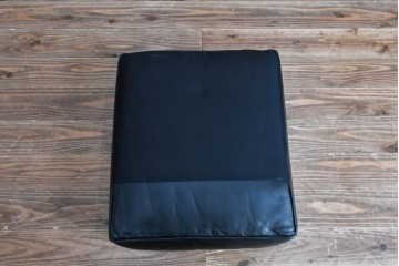 中古　美品　IDC大塚家具　ル・コルビュジエデザイン 　グランコンフォール LC2 　端正な造形美が際立つスチールフレームの名作1人掛けソファ(レザーソファ、デザイナーズソファ)　定価約40万円相当　(R-083586)