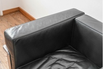 中古　美品　IDC大塚家具　ル・コルビュジエデザイン 　グランコンフォール LC2 　端正な造形美が際立つスチールフレームの名作1人掛けソファ(レザーソファ、デザイナーズソファ)　定価約40万円相当　(R-083586)