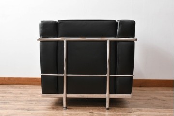 中古　美品　IDC大塚家具　ル・コルビュジエデザイン 　グランコンフォール LC2 　端正な造形美が際立つスチールフレームの名作1人掛けソファ(レザーソファ、デザイナーズソファ)　定価約40万円相当　(R-083586)