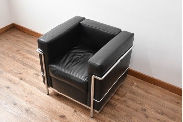 中古　美品　IDC大塚家具　ル・コルビュジエデザイン 　グランコンフォール LC2 　端正な造形美が際立つスチールフレームの名作1人掛けソファ(レザーソファ、デザイナーズソファ)　定価約40万円相当　(R-083586)