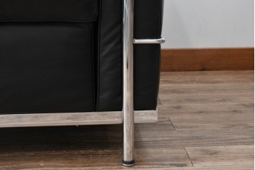 中古　美品　IDC大塚家具　ル・コルビュジエデザイン 　グランコンフォール LC2 　端正な造形美が際立つスチールフレームの名作1人掛けソファ(レザーソファ、デザイナーズソファ)　定価約40万円相当　(R-083586)