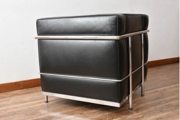 中古　美品　IDC大塚家具　ル・コルビュジエデザイン 　グランコンフォール LC2 　端正な造形美が際立つスチールフレームの名作1人掛けソファ(レザーソファ、デザイナーズソファ)　定価約40万円相当　(R-083586)