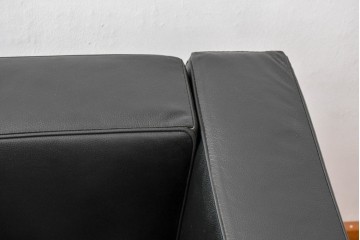 中古　美品　IDC大塚家具　ル・コルビュジエデザイン 　グランコンフォール LC2 　端正な造形美が際立つスチールフレームの名作1人掛けソファ(レザーソファ、デザイナーズソファ)　定価約40万円相当　(R-083586)