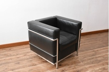 中古　美品　IDC大塚家具　ル・コルビュジエデザイン 　グランコンフォール LC2 　端正な造形美が際立つスチールフレームの名作1人掛けソファ(レザーソファ、デザイナーズソファ)　定価約40万円相当　(R-083586)