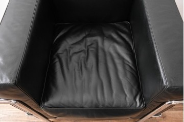 中古　美品　IDC大塚家具　ル・コルビュジエデザイン 　グランコンフォール LC2 　端正な造形美が際立つスチールフレームの名作1人掛けソファ(レザーソファ、デザイナーズソファ)　定価約40万円相当　(R-083586)