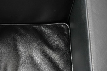 中古　美品　IDC大塚家具　ル・コルビュジエデザイン 　グランコンフォール LC2 　端正な造形美が際立つスチールフレームの名作1人掛けソファ(レザーソファ、デザイナーズソファ)　定価約40万円相当　(R-083586)