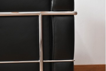 中古　美品　IDC大塚家具　ル・コルビュジエデザイン 　グランコンフォール LC2 　端正な造形美が際立つスチールフレームの名作1人掛けソファ(レザーソファ、デザイナーズソファ)　定価約40万円相当　(R-083586)