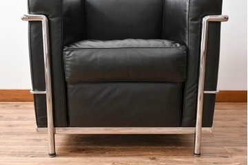 中古　美品　IDC大塚家具　ル・コルビュジエデザイン 　グランコンフォール LC2 　端正な造形美が際立つスチールフレームの名作1人掛けソファ(レザーソファ、デザイナーズソファ)　定価約40万円相当　(R-083586)