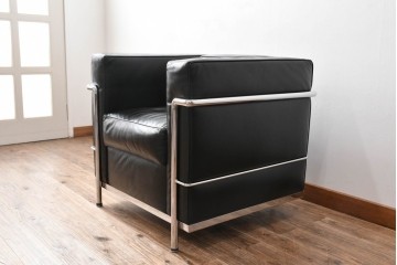 中古　美品　IDC大塚家具　ル・コルビュジエデザイン 　グランコンフォール LC2 　端正な造形美が際立つスチールフレームの名作1人掛けソファ(レザーソファ、デザイナーズソファ)　定価約40万円相当　(R-083586)