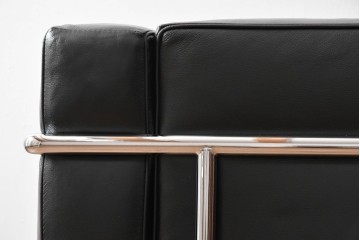 中古　美品　IDC大塚家具　ル・コルビュジエデザイン 　グランコンフォール LC2 　端正な造形美が際立つスチールフレームの名作1人掛けソファ(レザーソファ、デザイナーズソファ)　定価約40万円相当　(R-083586)