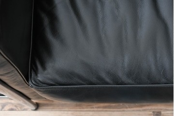 中古　美品　IDC大塚家具　ル・コルビュジエデザイン 　グランコンフォール LC2 　端正な造形美が際立つスチールフレームの名作1人掛けソファ(レザーソファ、デザイナーズソファ)　定価約40万円相当　(R-083586)