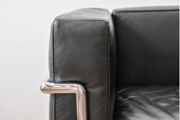 中古　美品　IDC大塚家具　ル・コルビュジエデザイン 　グランコンフォール LC2 　端正な造形美が際立つスチールフレームの名作1人掛けソファ(レザーソファ、デザイナーズソファ)　定価約40万円相当　(R-083586)