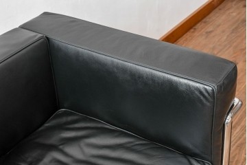 中古　美品　IDC大塚家具　ル・コルビュジエデザイン 　グランコンフォール LC2 　端正な造形美が際立つスチールフレームの名作1人掛けソファ(レザーソファ、デザイナーズソファ)　定価約40万円相当　(R-083586)