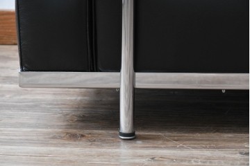 中古　美品　IDC大塚家具　ル・コルビュジエデザイン 　グランコンフォール LC2 　端正な造形美が際立つスチールフレームの名作1人掛けソファ(レザーソファ、デザイナーズソファ)　定価約40万円相当　(R-083586)