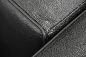 中古　美品　IDC大塚家具　ル・コルビュジエデザイン 　グランコンフォール LC2 　端正な造形美が際立つスチールフレームの名作1人掛けソファ(レザーソファ、デザイナーズソファ)　定価約40万円相当　(R-083586)