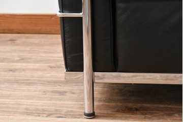 中古　美品　IDC大塚家具　ル・コルビュジエデザイン 　グランコンフォール LC2 　端正な造形美が際立つスチールフレームの名作1人掛けソファ(レザーソファ、デザイナーズソファ)　定価約40万円相当　(R-083586)