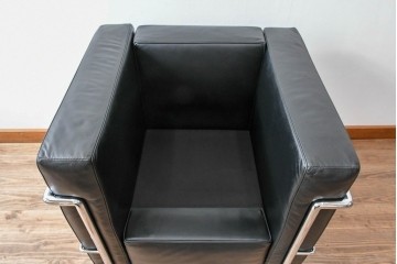 中古　美品　IDC大塚家具　ル・コルビュジエデザイン 　グランコンフォール LC2 　端正な造形美が際立つスチールフレームの名作1人掛けソファ(レザーソファ、デザイナーズソファ)　定価約40万円相当　(R-083586)