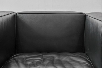 中古　美品　IDC大塚家具　ル・コルビュジエデザイン 　グランコンフォール LC2 　端正な造形美が際立つスチールフレームの名作1人掛けソファ(レザーソファ、デザイナーズソファ)　定価約40万円相当　(R-083586)