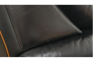 ドイツビンテージ　美品　オールド ヒモラ(Himolla)　名門椅子工房オオタで張り替え済み　本革(レザー)　クラシックデザインで長く愛用できる3人掛けソファ　(R-083587)