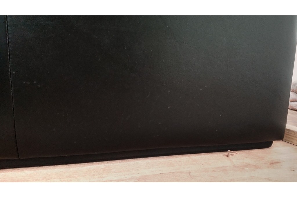 ドイツビンテージ　美品　オールド ヒモラ(Himolla)　名門椅子工房オオタで張り替え済み　本革(レザー)　クラシックデザインで長く愛用できる3人掛けソファ　(R-083587)