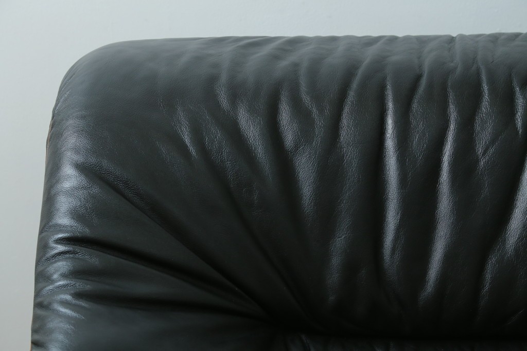 ドイツビンテージ　美品　オールド ヒモラ(Himolla)　名門椅子工房オオタで張り替え済み　本革(レザー)　クラシックデザインで長く愛用できる3人掛けソファ　(R-083587)