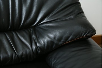 ドイツビンテージ　美品　オールド ヒモラ(Himolla)　名門椅子工房オオタで張り替え済み　本革(レザー)　クラシックデザインで長く愛用できる3人掛けソファ　(R-083587)