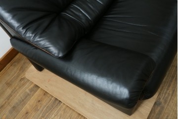 ドイツビンテージ　美品　オールド ヒモラ(Himolla)　名門椅子工房オオタで張り替え済み　本革(レザー)　クラシックデザインで長く愛用できる3人掛けソファ　(R-083587)
