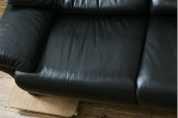 ドイツビンテージ　美品　オールド ヒモラ(Himolla)　名門椅子工房オオタで張り替え済み　本革(レザー)　クラシックデザインで長く愛用できる3人掛けソファ　(R-083587)